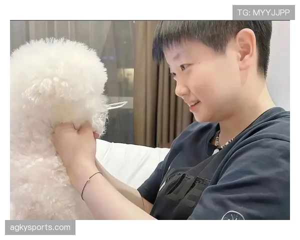 孙颖莎训练完偷偷吃冰淇淋被拍，这自律和馋嘴的拉扯谁懂啊